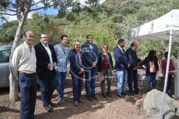 Emotivo acto de descubrimiento de la placa del pasaje que recuerda al periodista Adolfo Santana en Cernícalos (Foto TA)
